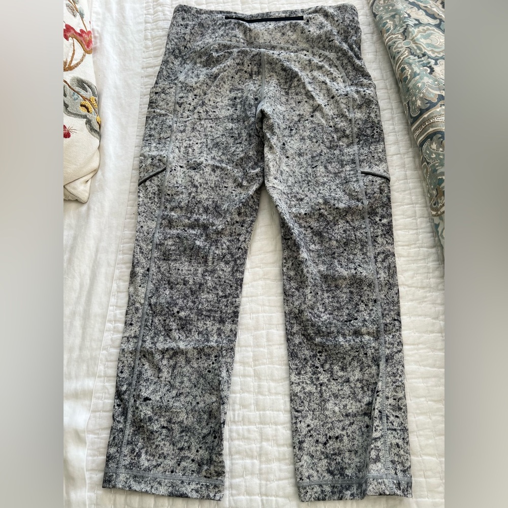 Lululemon Speed Up Crop 21” - Size 6 Speckled Black, Grey, White
